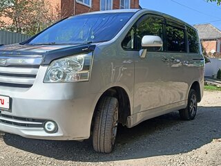 2010 Toyota Noah II (R70), серебристый, 1300000 рублей, вид 2