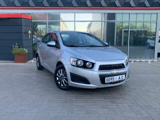 2013 Chevrolet Aveo II, серебристый, 629900 рублей, вид 1