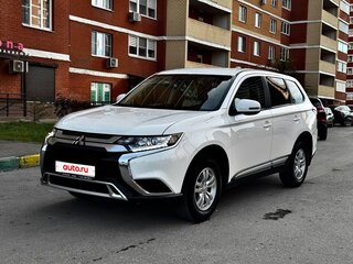 2020 Mitsubishi Outlander III Рестайлинг 3, белый, 2670000 рублей, вид 2
