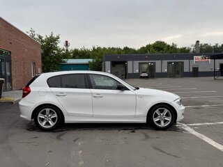 2010 BMW 1 серии 116i I (E81/E82/E87/E88) Рестайлинг, белый, 700000 рублей, вид 5