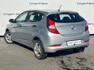 2014 Hyundai Solaris I Рестайлинг, серебристый, 695000 рублей, вид 4