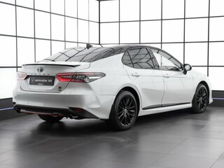 2021 Toyota Camry VIII (XV70) Рестайлинг, белый, 3330000 рублей, вид 4