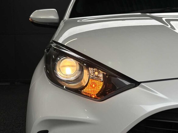 2023 Toyota Yaris IV, белый, 1052000 рублей - вид 10