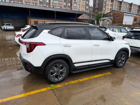 2023 Kia Seltos I Рестайлинг, белый, 2165000 рублей, вид 3