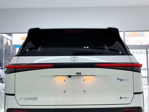2026 Toyota bZ3X 58.3 kWh, белый, 2505000 рублей - вид 2