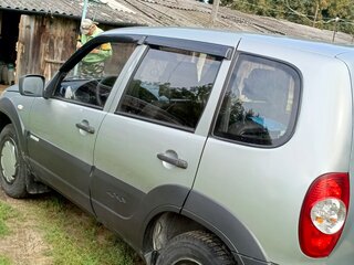 2015 Chevrolet Niva I Рестайлинг, серебристый, 580000 рублей, вид 3