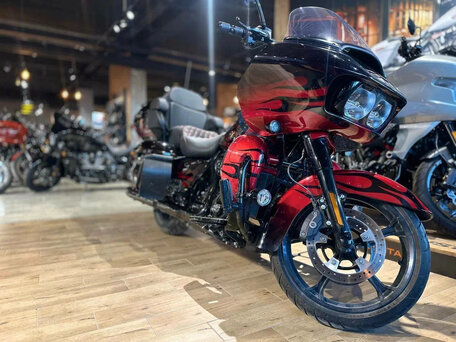 2022 Harley-Davidson CVO Road Glide Limited, пурпурный, 3450000 рублей, вид 2