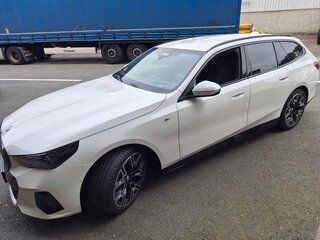 2025 BMW 5 серии 540d xDrive VIII (G60/G61/G68), белый, 12990000 рублей, вид 3