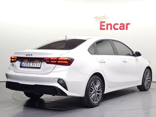 2024 Kia K3 II Рестайлинг, белый, 2020000 рублей, вид 3