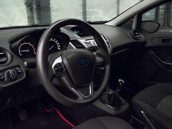 2017 Ford Fiesta Mk6 Рестайлинг, серый, 675000 рублей - вид 13