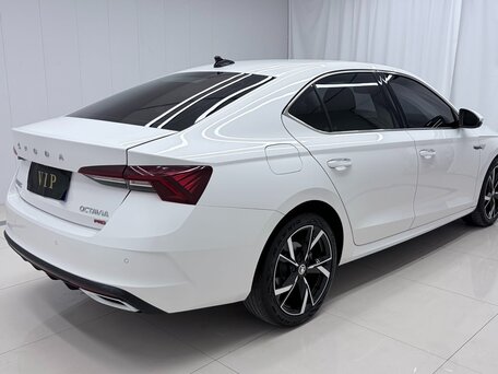 2022 Skoda Octavia IV (A8), белый, 2188000 рублей, вид 4