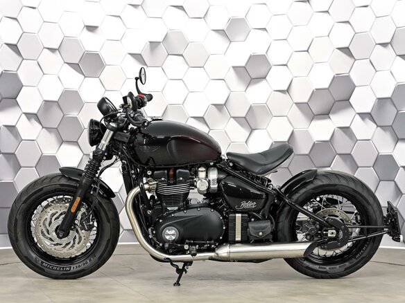 2024 Triumph Bonneville Bobber, чёрный, 1500000 рублей - вид 3