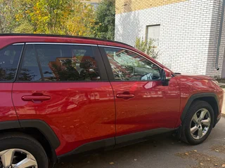 2021 Toyota RAV4 V (XA50), красный, 3100000 рублей, вид 4