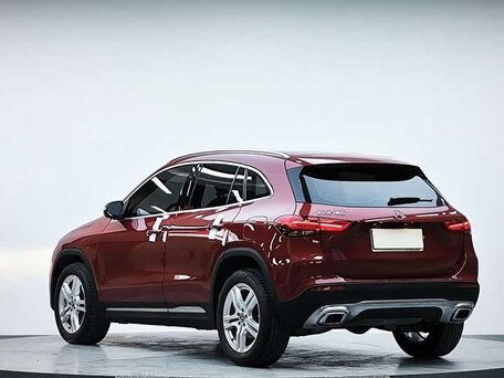 2022 Mercedes-Benz GLA 180 II (H247), пурпурный, 2050000 рублей, вид 4