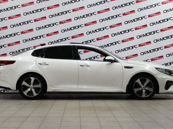 2020 Kia Optima IV Рестайлинг, белый, 1695950 рублей - вид 1