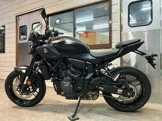 2025 Yamaha MT-07 (FZ-07), чёрный, 1020000 рублей, вид 3