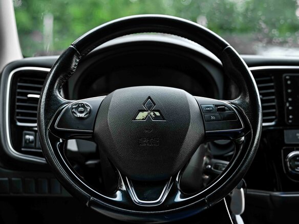 2018 Mitsubishi Outlander III Рестайлинг 2, чёрный, 1745000 рублей - вид 6