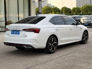 2023 Skoda Octavia IV (A8), белый, 1876000 рублей, вид 4