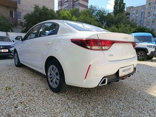 2021 Kia Rio IV Рестайлинг, белый, 1648000 рублей, вид 4
