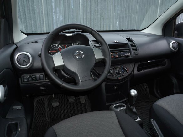 2013 Nissan Note I Рестайлинг, серебристый, 747000 рублей - вид 5