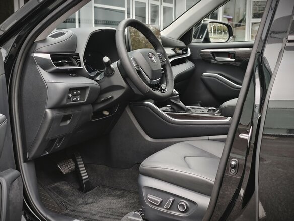 2026 Toyota Highlander IV (XU70), чёрный - вид 13