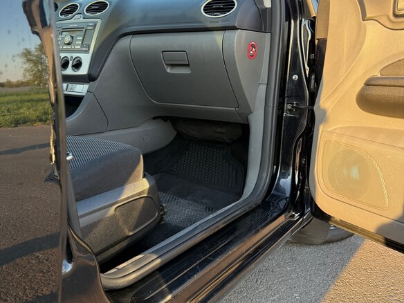 2010 Ford Focus II Рестайлинг, чёрный, 600000 рублей - вид 9