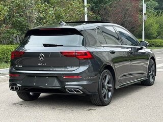 2023 Volkswagen Golf VIII, чёрный, 2048000 рублей, вид 4