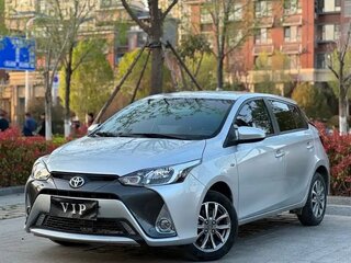 2022 Toyota Yaris IV, серебристый, 1210005 рублей, вид 1