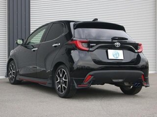 2022 Toyota Yaris IV, чёрный, 1100001 рублей, вид 5