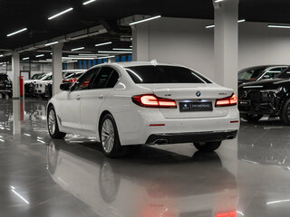 2022 BMW 5 серии 530i xDrive VII (G30/G31/G38) Рестайлинг, белый, 6250000 рублей, вид 5