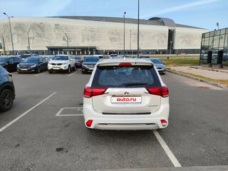 2022 Mitsubishi Outlander III Рестайлинг 3, белый, 2700000 рублей, вид 3