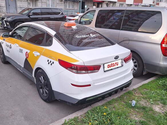 2019 Kia Optima IV Рестайлинг, белый, 850000 рублей - вид 3