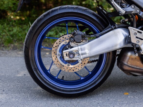 2022 Yamaha MT-09 (FZ-09), серебристый, 1075000 рублей - вид 9