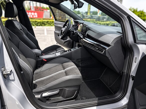 2023 Volkswagen Golf VIII, серый, 1800002 рублей - вид 15
