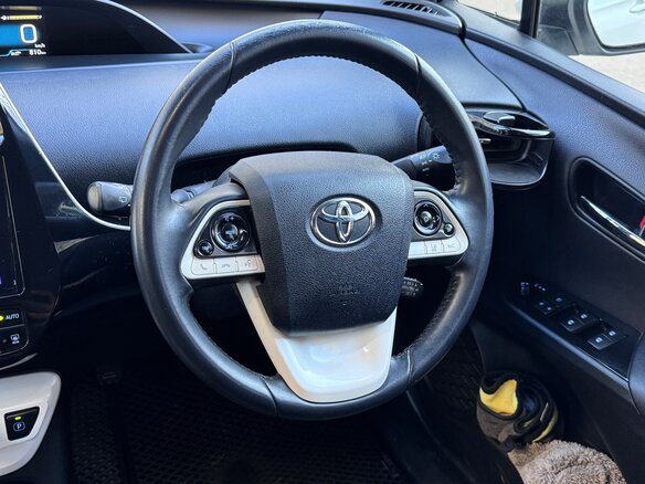2017 Toyota Prius IV (XW50), белый, 1730000 рублей - вид 6