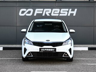2020 Kia Rio IV, белый, 1699000 рублей, вид 3