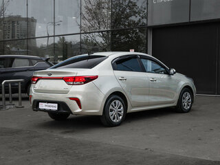 2020 Kia Rio IV, серебристый, 1400000 рублей, вид 4