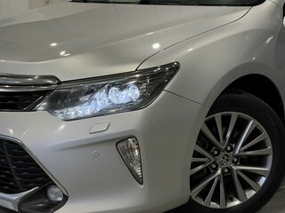 2017 Toyota Camry VII (XV50) Рестайлинг 2, серебристый, 1959000 рублей, вид 2