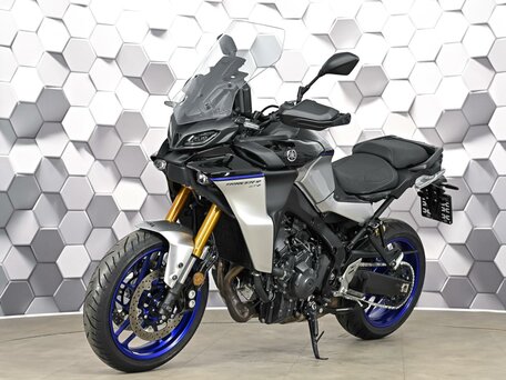 2023 Yamaha MT-09 Tracer (FJ-09), чёрный, 1599000 рублей, вид 2