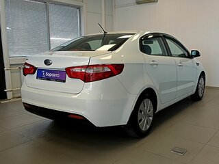2013 Kia Rio 5-speed III, белый, 892000 рублей, вид 4