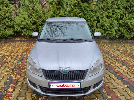 2011 Skoda Fabia II Рестайлинг, серебристый, 480000 рублей, вид 3