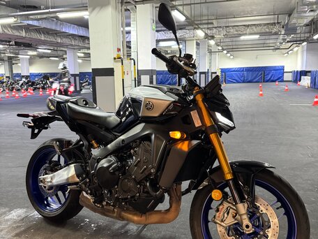 2025 Yamaha MT-09 (FZ-09), серебристый, 1350000 рублей, вид 1