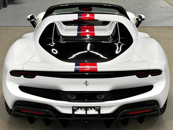 2023 Ferrari 296 GTS, белый, 30990000 рублей - вид 4