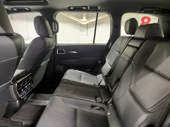 2021 Toyota Land Cruiser 300 Series, чёрный, 7280000 рублей - вид 11