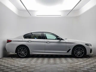 2021 BMW 5 серии 520d xDrive VII (G30/G31/G38) Рестайлинг, белый, 4370000 рублей, вид 4