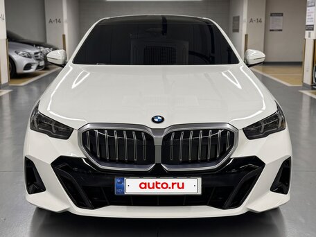 2025 BMW 5 серии 530i xDrive VIII (G60/G61/G68), синий, 7050000 рублей, вид 2