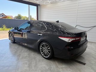 2020 Toyota Camry VIII (XV70), чёрный, 2500000 рублей, вид 4