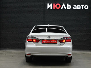 2017 Toyota Camry VII (XV50) Рестайлинг 2, белый, 2550000 рублей, вид 5