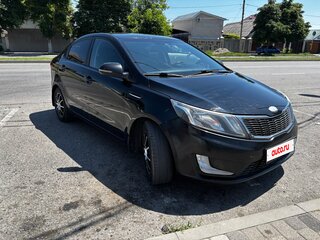 2013 Kia Rio 5-speed III, чёрный, 700000 рублей, вид 3