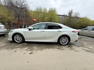 2019 Toyota Camry VIII (XV70), белый, 3040000 рублей, вид 3